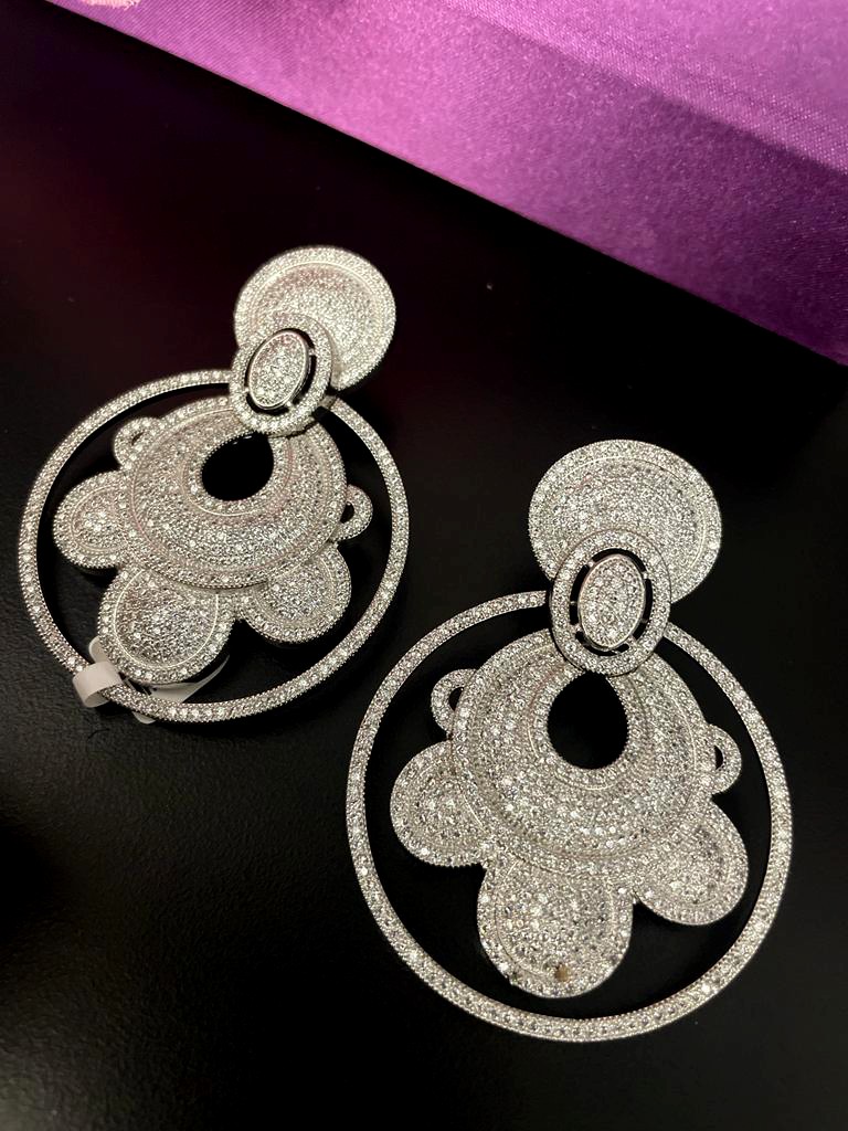 Round Shape Hanging Earring.