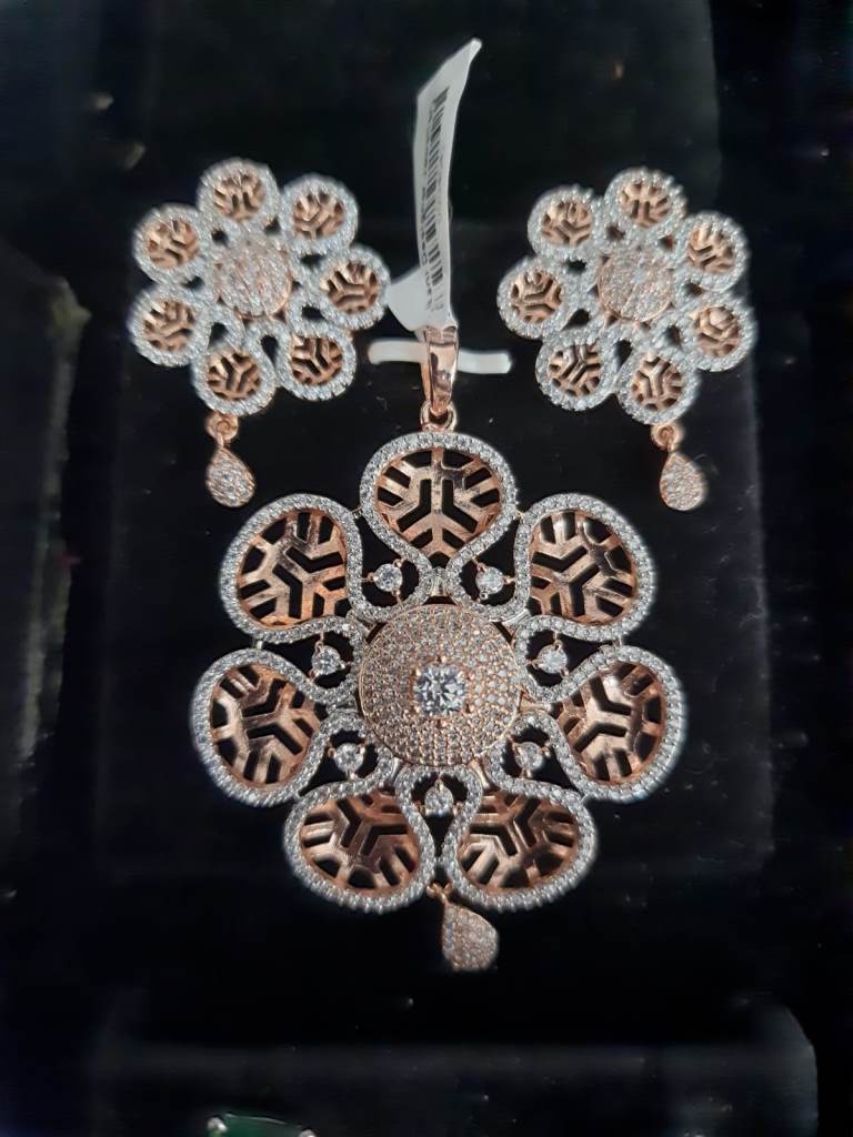 Flower Design Rose Gold Plated Pendant Set.