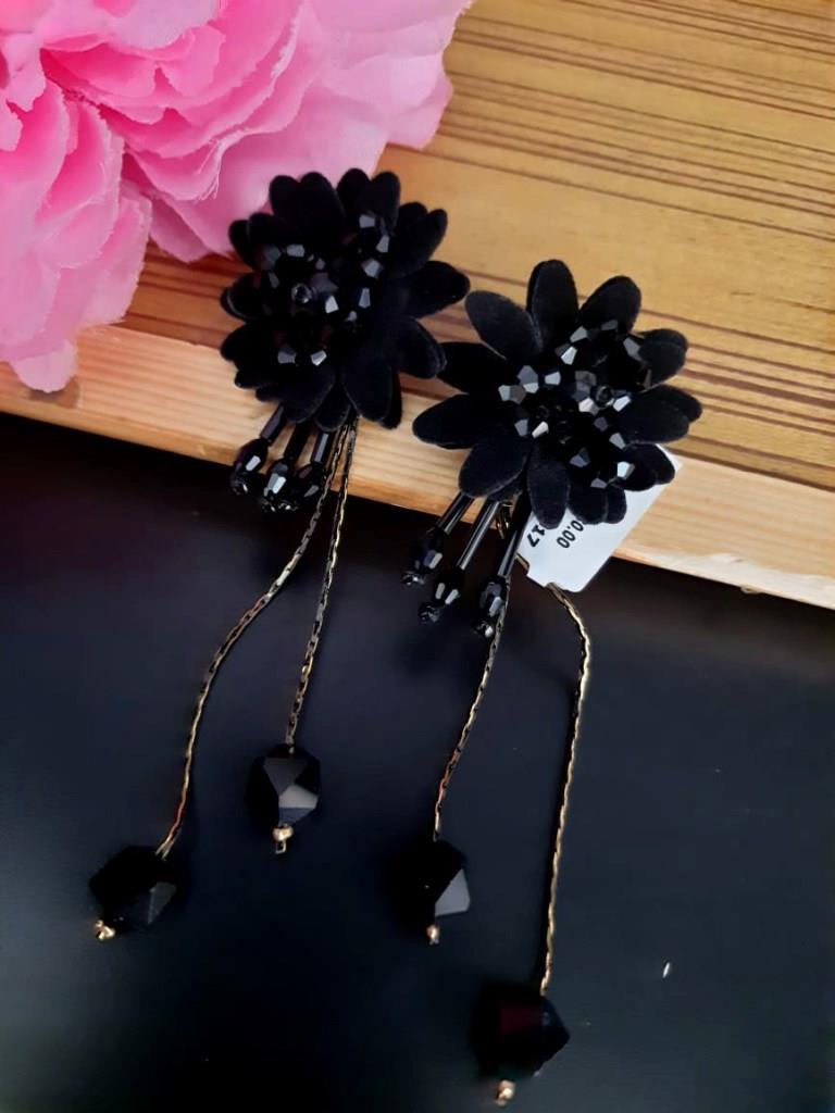 Light Weight Black Flower Earrings.