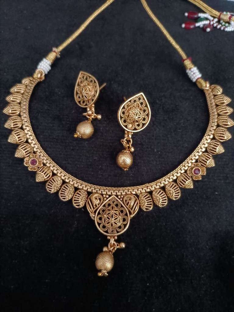 Light Weight Gold Necklace Set.