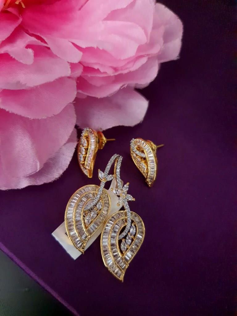 Leaf Design Gold Plated Pendat Set.