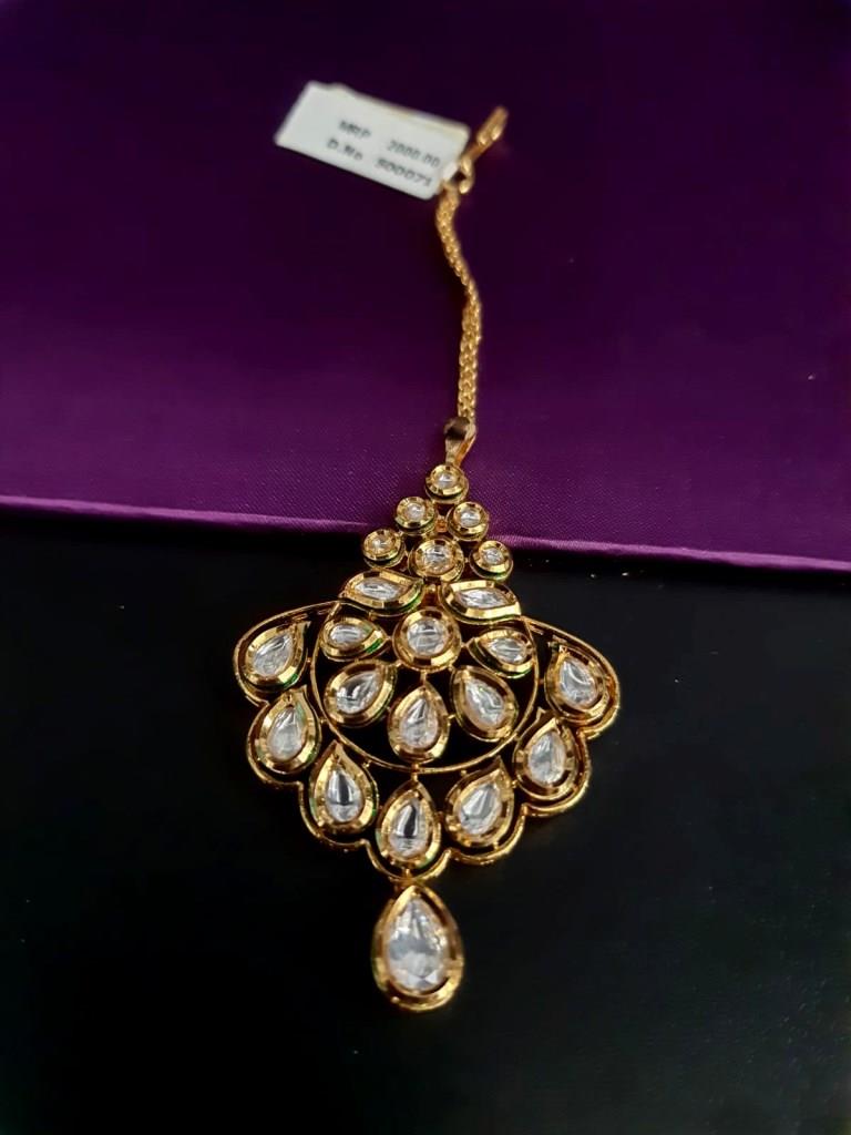 Traditional Uncut Kundan Maangtika.