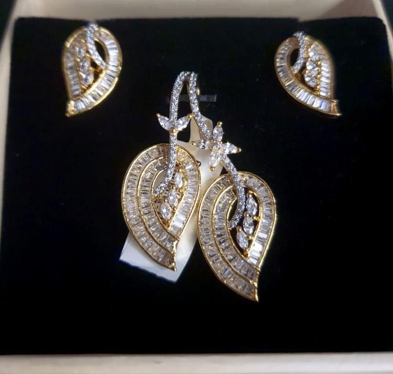 Leaf Design Gold Plated Pendat Set.