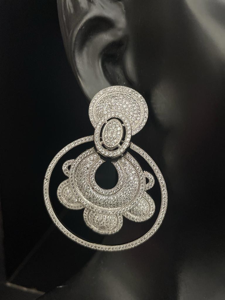 Round Shape Hanging Earring.