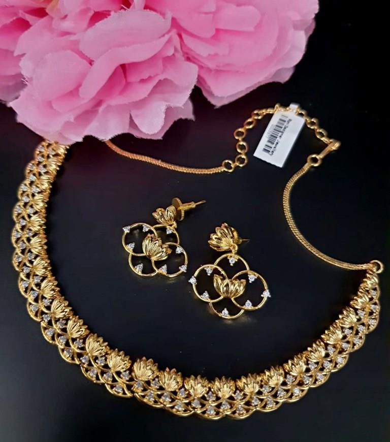 Dual Tone Plated Necklace Set.