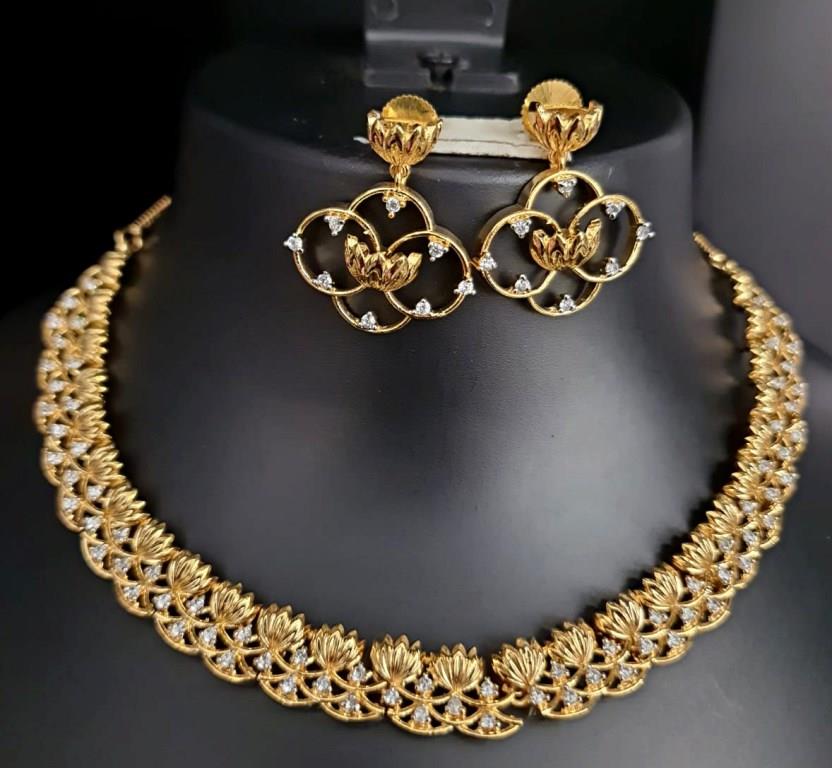 Dual Tone Plated Necklace Set.