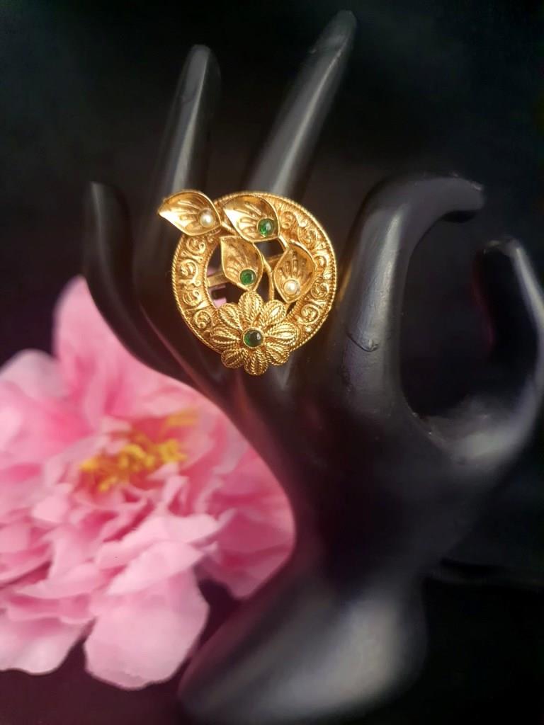 Flower Design Adjustable Finger Ring.